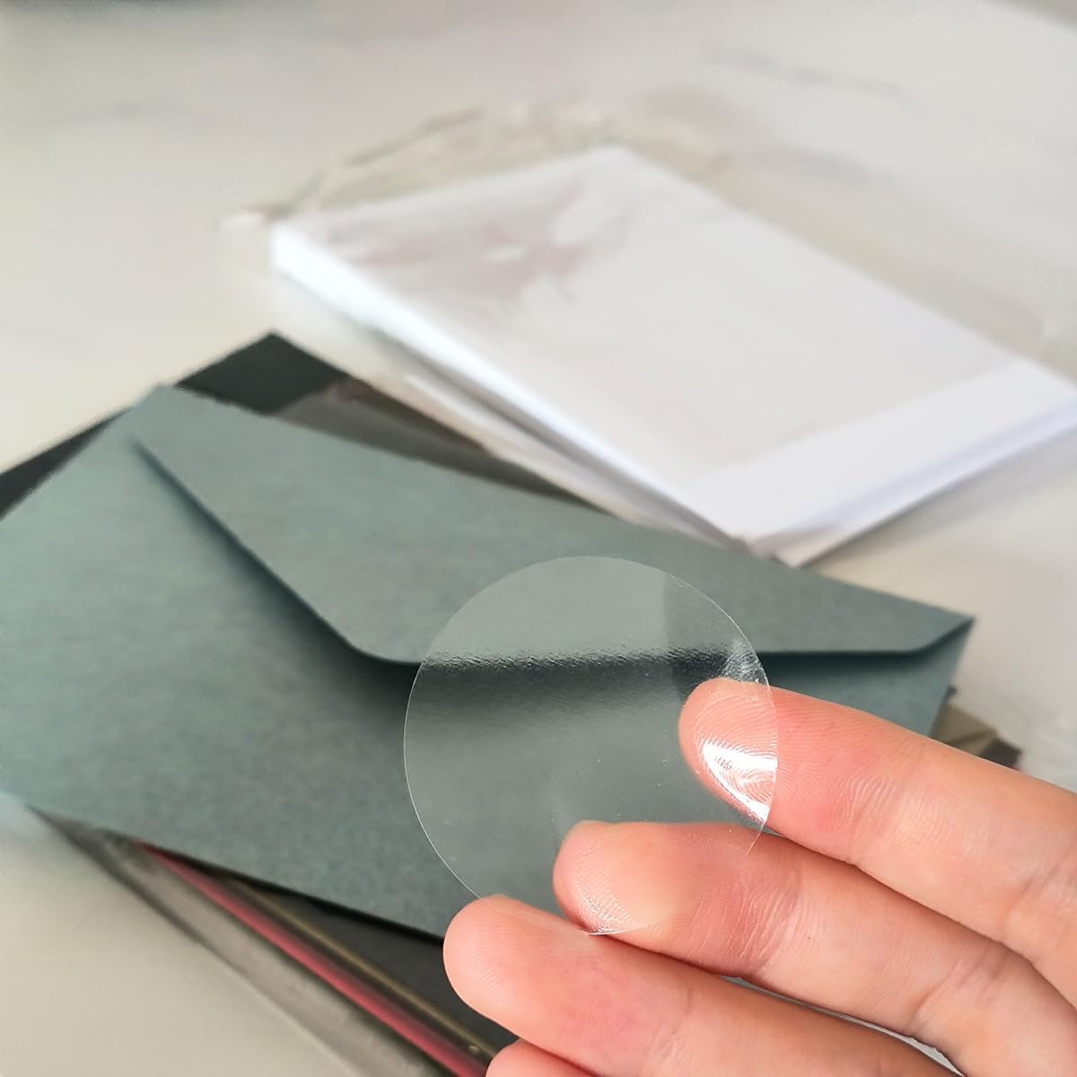 1000 Pcs Clear Round Stickers, 1-in Waterproof Clear Circle Sticker Transparent Self Adhesive Envelope Seal Sticker Labels for Gift Packaging, Mail,Boxes